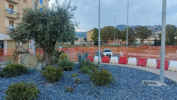 Imperia, aperta al traffico la nuova rotonda di Borgo San Moro (foto)