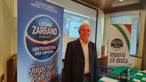 Capo di Stato Maggiore della Liguria, Luciano Zarbano tenta la scalata in Comune a Imperia (foto e video) Capo di Stato Maggiore della Liguria, Luciano Zarbano tenta la scalata in Comune a Imperia (foto e video)