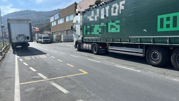 Imperia, a Barcheto una petizione contro tir e furgoni (foto) Imperia, a Barcheto una petizione contro tir e furgoni (foto)