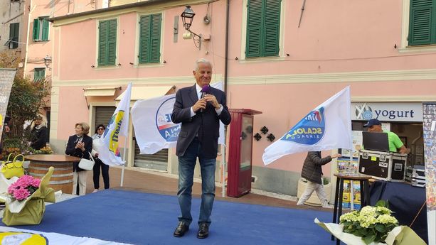 Imperia al voto, fine corsa per Claudio Scajola in piazza San Giovanni "Con oggi si conclude l'ultima campagna elettorale della mia vita" (Foto e video)