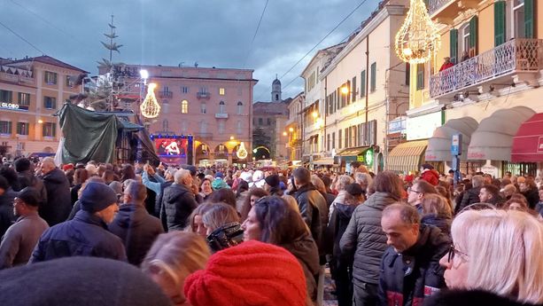 Festival di Sanremo 2024: nonostante la pioggia città presa d'assalto, difficile muoversi a piedi (Foto)