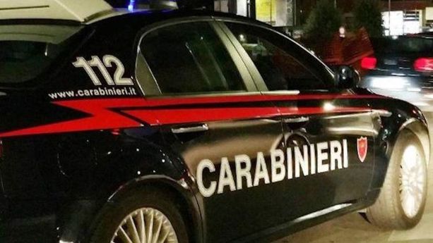 Sanremo, perseguita l’ex moglie, scavalca il cancello e si introduce in casa: lei si chiude in auto e chiama il 112