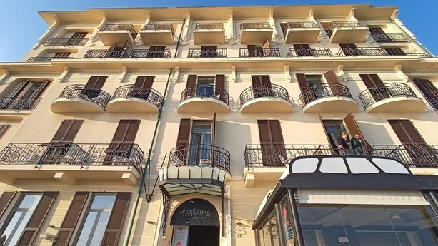 Bordighera, dopo l'incendio riapre l’hotel Parigi: gli ospiti evacuati ritornano in albergo