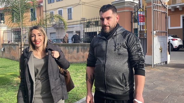 Audizione in procura a Imperia dei genitori di Ryan, il papà: “È tornato a sorridere”. L’avvocato Gioffrè: “Non c’è una terza persona, gli indagati sono due” Audizione in procura a Imperia dei genitori di Ryan, il papà: “È tornato a sorridere”. L’avvocato Gioffrè: “Non c’è una terza persona, gli indagati sono due”