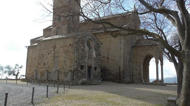 Rifiuti abbandonati al Santuario di Montegrazie, le proteste dei residenti Rifiuti abbandonati al Santuario di Montegrazie, le proteste dei residenti