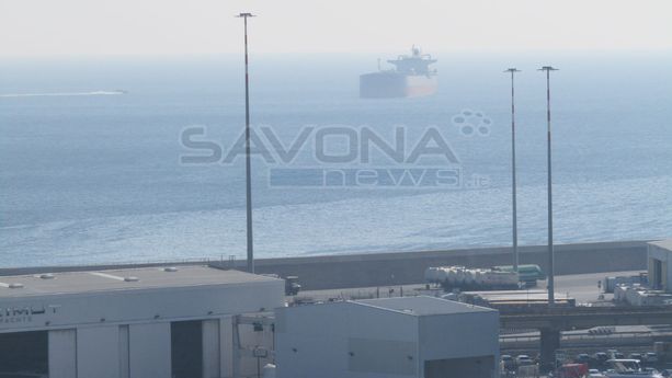 La Seajewel lascia le boe Sarpom: la petroliera è ormeggiata davanti al porto di Savona La Seajewel lascia le boe Sarpom: la petroliera è ormeggiata davanti al porto di Savona