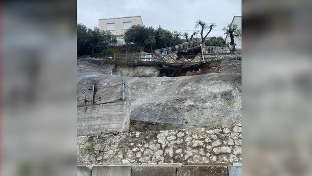 Si aggrava la frana in zona porto: momentaneamente sospesa la circolazione sull'Aurelia all'altezza di Finale Ligure
