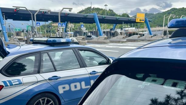 Droga, tassista abusivo e pullman sovraffollati. Il bilancio dei controlli della Polizia nella Riviera di Ponente