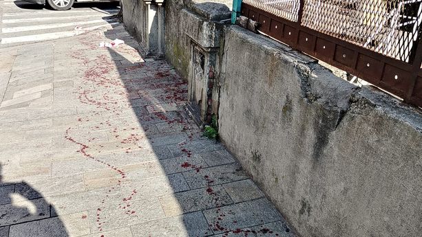 Savona, paura a Villapiana: aggredisce un uomo accoltellandolo al braccio e scappa in monopattino