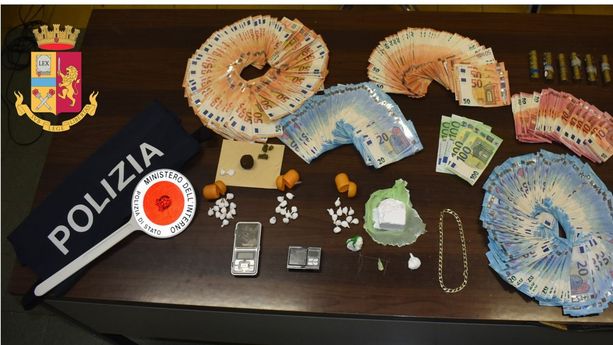 Savona, colta mentre spacciava cocaina in piazza del Popolo: arrestata giovane incensurata