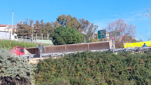 Savona: autocisterna si ribalta sullo svincolo autostradale in direzione Torino: disagi alla circolazione