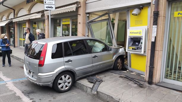 Paura a Borgio Verezzi, auto sfonda la vetrata dell'ufficio postale (FOTO) Paura a Borgio Verezzi, auto sfonda la vetrata dell'ufficio postale (FOTO)