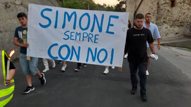 &quot;Sempre con noi&quot;, in 300 alla fiaccolata per ricordare Simone Ziporri