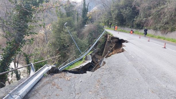 Savona, voragine sulla Sp12 del Santuario: franata parte della carreggiata, la strada verrà chiusa (FOTO) Savona, voragine sulla Sp12 del Santuario: franata parte della carreggiata, la strada verrà chiusa (FOTO)