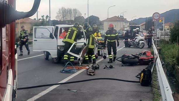Albenga, scontro moto-camioncino sull'Aurelia: due feriti in codice rosso al Santa Corona (FOTO) Albenga, scontro moto-camioncino sull'Aurelia: due feriti in codice rosso al Santa Corona (FOTO)