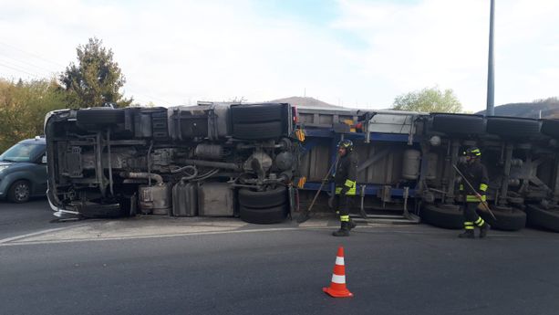 Camion ribaltato ad Altare: soccorsi mobilitati lungo la Sp29 (FOTO) Camion ribaltato ad Altare: soccorsi mobilitati lungo la Sp29 (FOTO)