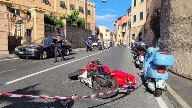Finale, scontro sull'Aurelia tra una moto e un'auto: due feriti, traffico bloccato nel cuore della cittadina Finale, scontro sull'Aurelia tra una moto e un'auto: due feriti, traffico bloccato nel cuore della cittadina
