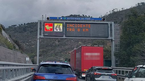 Camion ribaltato sull'A10 tra Celle e Varazze: intervento dei soccorritori Camion ribaltato sull'A10 tra Celle e Varazze: intervento dei soccorritori