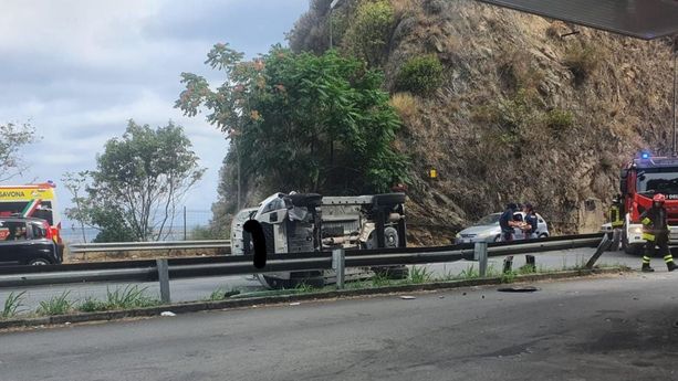 Savona, auto cappottata, soccorsi mobilitati per i due passeggeri, traffico in tilt Savona, auto cappottata, soccorsi mobilitati per i due passeggeri, traffico in tilt