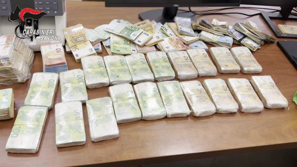 Operazione "Petfood": 10 arresti nel Savonese, 16 indagati, un milione di euro e 38 kg di sostanza stupefacente sequestrati (VIDEO) Operazione "Petfood": 10 arresti nel Savonese, 16 indagati, un milione di euro e 38 kg di sostanza stupefacente sequestrati (VIDEO)