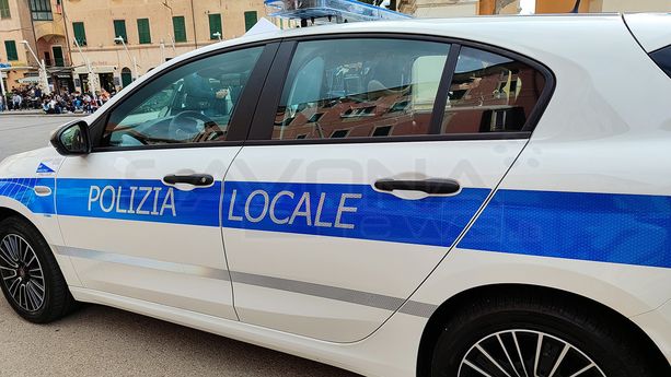 Spacciava spostandosi in auto con targhe contraffatte e senza patente: arrestato a Finale, dalla Polizia locale, un 30enne