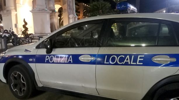 Finale, 18enne pestato con un tira pugni, scatta l'inseguimento della polizia locale: fermati i responsabili