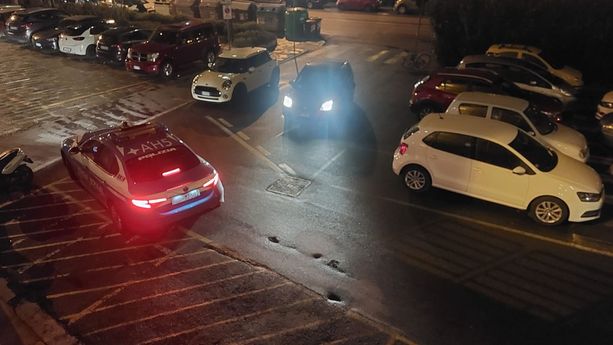 Scoppia una lite, li minaccia con il coltello e poi reagisce contro la polizia: ferito al fianco