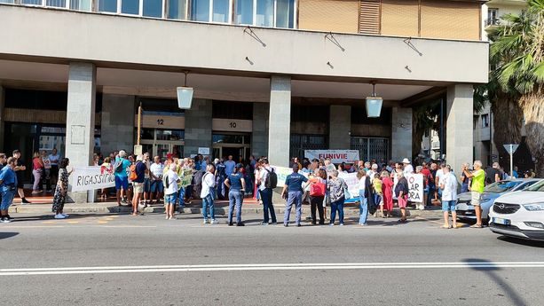 No al rigassificatore, il presidio a Savona e la protesta contro Toti: "Buffone" (FOTO E VIDEO)