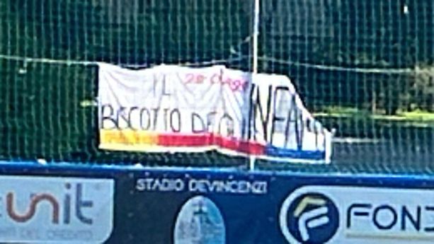 Calcio. Comunicato del Pietra Ligure: "Prendiamo distanza dallo striscione esposto, ma siamo sdegnati per i danni arrecati dai fumogeni ospiti" Calcio. Comunicato del Pietra Ligure: "Prendiamo distanza dallo striscione esposto, ma siamo sdegnati per i danni arrecati dai fumogeni ospiti"