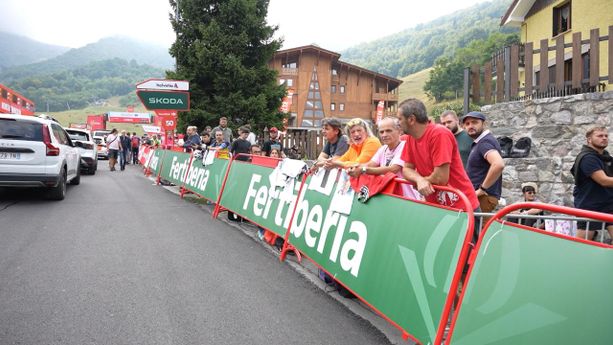 Vuelta a Limone, il folklore e i colori del popolo del ciclismo: l'attesa dell'arrivo [FOTO e VIDEO]