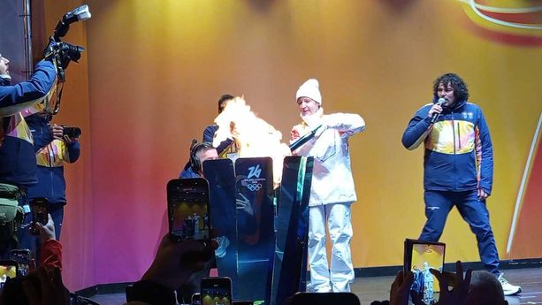 La Fiamma Olimpica è arrivata a Cuneo: il braciere  illumina piazza Galimberti [FOTO e VIDEO]