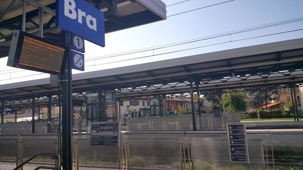 Bra, ferisce la moglie con un coltello e si getta sotto un treno