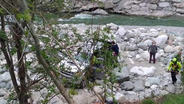 Auto fuori strada finisce nel torrente Corsaglia: interviene l'elisoccorso Auto fuori strada finisce nel torrente Corsaglia: interviene l'elisoccorso