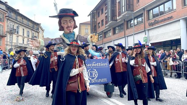 Gruppi e carri dalla Granda e dal Torinese colorano il Carnevale di Mondovì [FOTO E VIDEO]