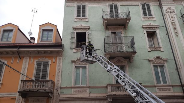 Vetro di una persiana cade dal terzo piano in via XXVIII Aprile a Cuneo, nessun ferito [FOTO E VIDEO]