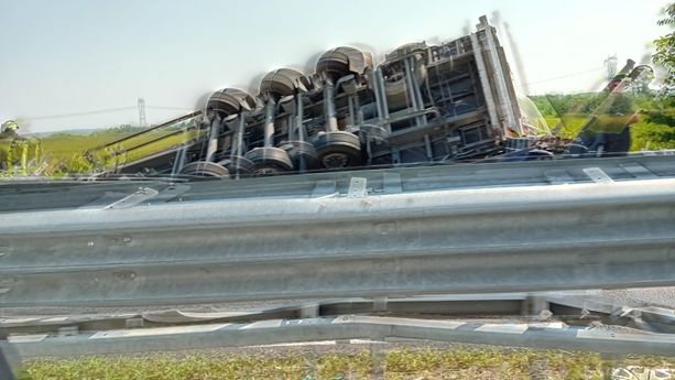 Camion carico di pannelli solari si ribalta sulla  tangenziale di Fossano
