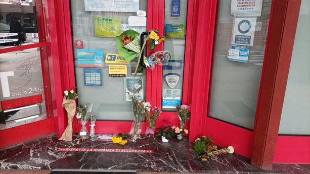 Alba si ferma a ricordare Valerio: mazzi di fiori fuori dalla tabaccheria e un minuto di silenzio alle partite di calcio