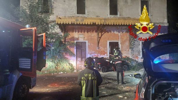 Villafalletto, auto si schianta contro il muro dell'ex stazione ferroviaria Villafalletto, auto si schianta contro il muro dell'ex stazione ferroviaria