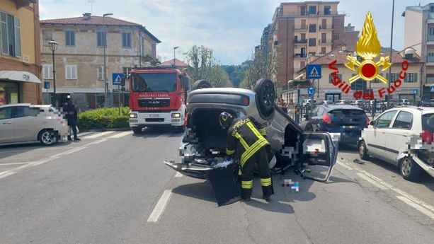 Incidente stradale a Saluzzo: un'auto ribaltata in corso 4 novembre e un ferito Incidente stradale a Saluzzo: un'auto ribaltata in corso 4 novembre e un ferito