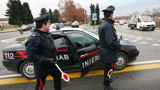 Chiesto il giudizio immediato per l’artigiano di Neviglie che aggredì la fidanzata a colpi di coltello