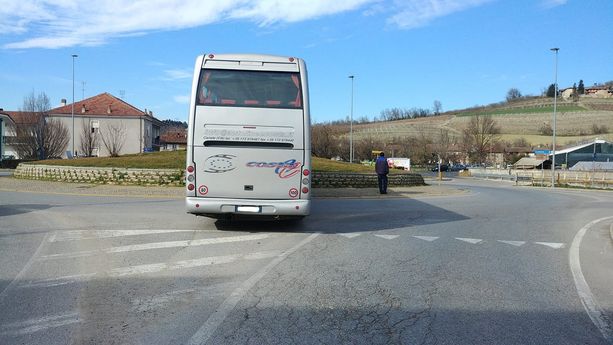 Guarene, pullman degli operai Ferrero dritto in una rotonda. Probabile un malore dell’autista Guarene, pullman degli operai Ferrero dritto in una rotonda. Probabile un malore dell’autista