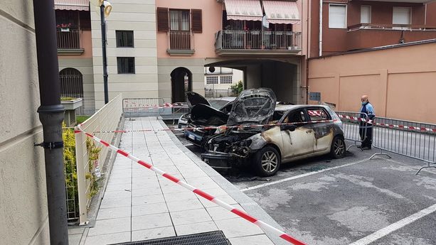 Tre auto a fuoco a Borgo San Dalmazzo: forse un atto di ritorsione alla base dell'incendio