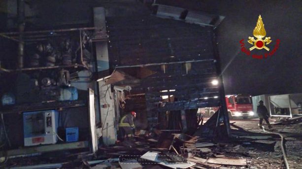 Incendio in un capannone di una falegnameria a Monteu Roero, fiamme spente dopo quattro ore