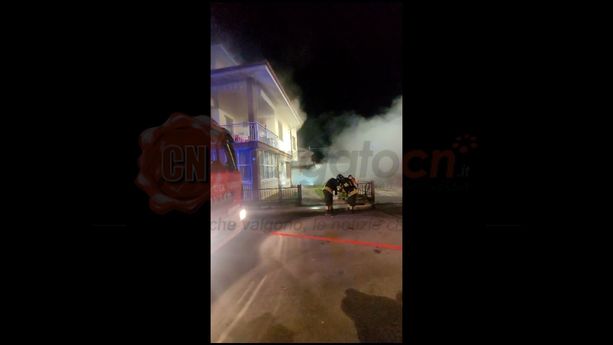 Villetta a fuoco a Narzole, impegnate squadre dei vigili del fuoco da Alba e Bra [VIDEO]