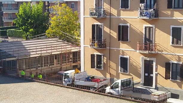 Cade da un ponteggio in via Bisalta a Cuneo, operaio di 53 anni in codice rosso