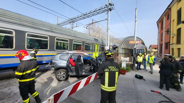 Resta bloccato sui binari con i due figli: l'auto travolge la macchina, ma loro si salvano