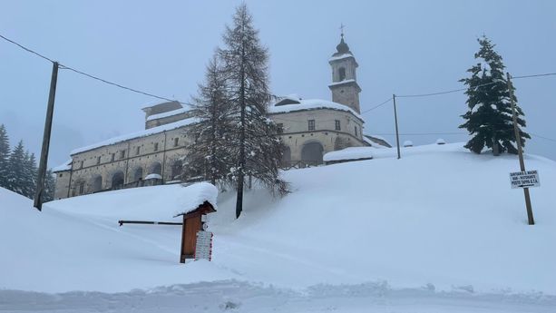 Maltempo / Cadono alberi in alta Valle Grana, tranciato un cavo Enel: Castelmagno resta senza luce