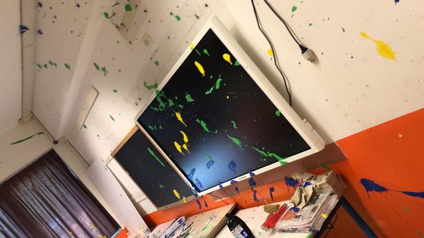Vandali alla "Guglielmo da Volpiano", imbrattate pareti e lavagne multimediali Vandali alla "Guglielmo da Volpiano", imbrattate pareti e lavagne multimediali