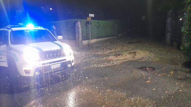 Strade chiuse, canali esondati, case allagate e senza luce: notte di emergenze a Luserna San Giovanni Strade chiuse, canali esondati, case allagate e senza luce: notte di emergenze a Luserna San Giovanni