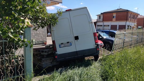 Furgone esce fuori strada e sfonda recinzione di un’azienda a Luserna San Giovanni [FOTO]